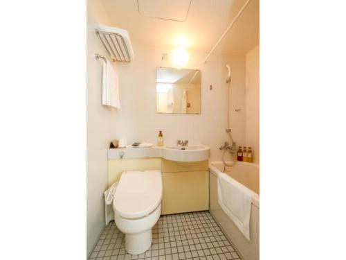 岐阜Hotel Grand Vert Gizan - Vacation STAY 95364的浴室配有卫生间、盥洗盆和浴缸。