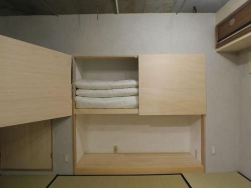 东京New Art Building - Vacation STAY 95699的客房设有衣柜,配有一些毛巾