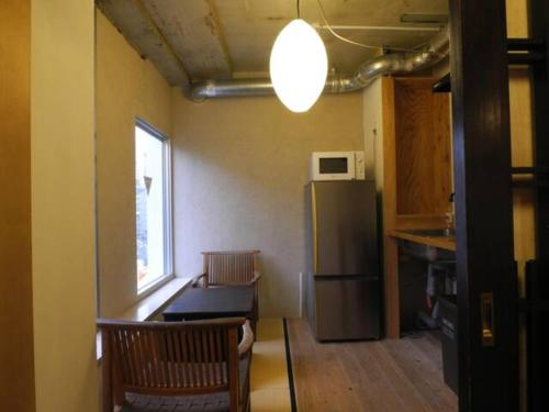 东京New Art Building - Vacation STAY 95699的厨房配有冰箱和桌椅