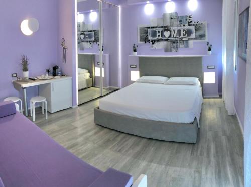 博洛尼亚BB Veronesi的一间卧室配有床、桌子和柜台