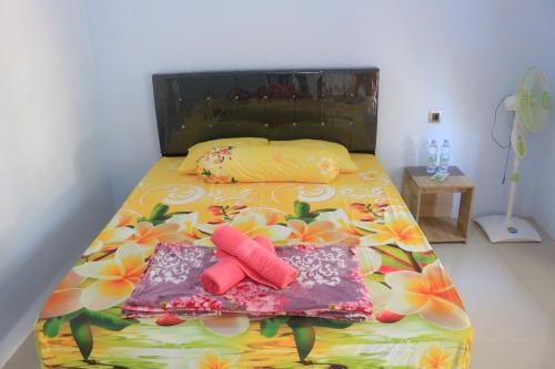 Punung里夫齐旅馆的一张床上有两个枕头的房间
