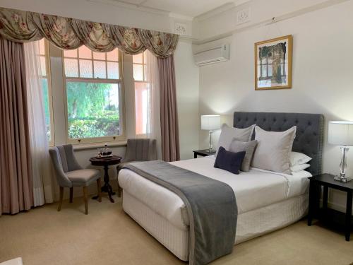 塔南达巴罗莎之家旅馆的一间卧室设有一张大床和一个窗户。