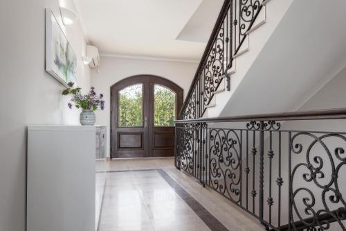 马林斯卡Luxury Rooms Vila Carissa的门厅,设有铁艺栏杆楼梯