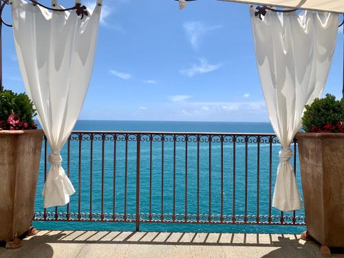 弗洛里Villa Le Baste的从度假村的阳台上可欣赏到海景