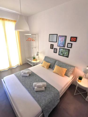 巴勒莫Casa Pirri的一间卧室配有一张大床和毛巾