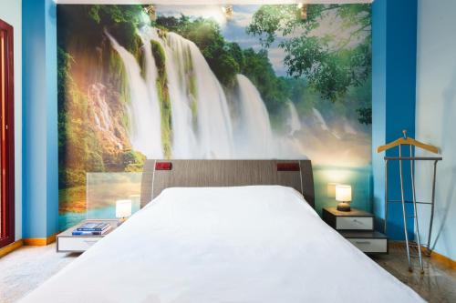 雷阿尔城Hostal Frasca by Vivere Stays的卧室的墙上挂有大型瀑布壁画