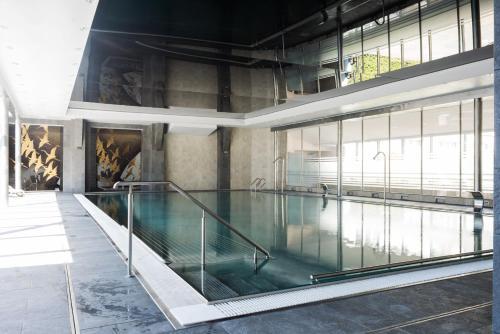 斯维诺乌伊希切Graal SPA的一座带游泳池的大楼内的大型游泳池