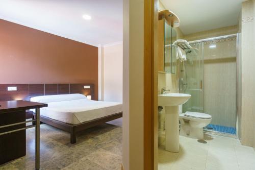 雷阿尔城Hostal Frasca by Vivere Stays的一间卧室配有一张床,浴室设有水槽