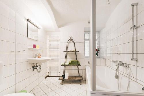 柯尼希施泰因易北Ferienwohnungen Königstein的带淋浴和盥洗盆的白色浴室
