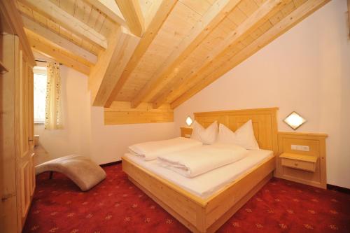 蓬高圣约翰卡斯滕霍夫旅馆的一间卧室设有一张木天花板床。