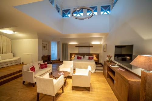 索瓦塔帕熙尔塔酒店的一个带床和沙发的大客厅