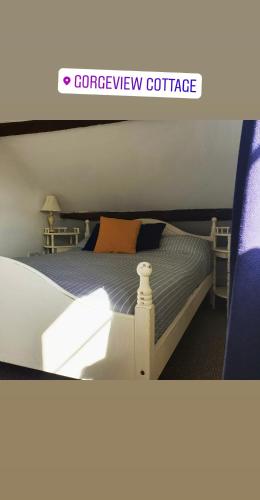 艾恩布里奇Gorgeview Cottage的一间卧室配有一张带蓝色棉被的床