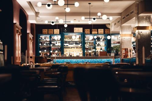 苏黎世Hotel Europe的一间设有蓝色酒吧的餐厅内的酒吧