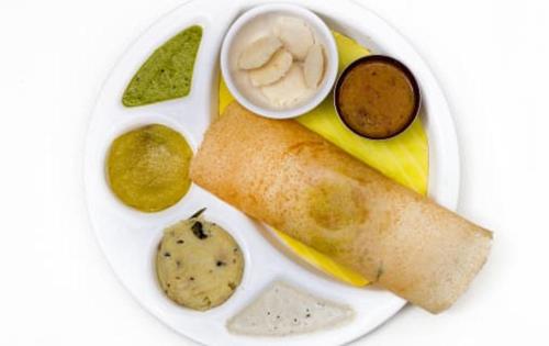 钦奈The K11 Hotels - T Nagar的白盘的食物,有艾塔和其他食物