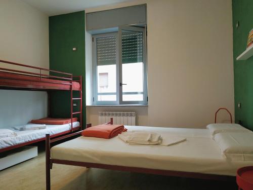 Ostello di Saronno - Malpensa Hostel客房内的一张或多张双层床