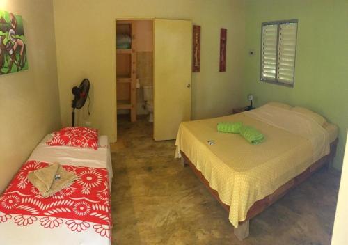 拉斯特拉纳斯Fata Morgana Eco Hotel的一间客房内配有两张床的房间