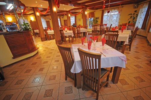 格奥尔盖尼伊莫拉汽车旅馆 的餐厅内带桌椅的用餐室