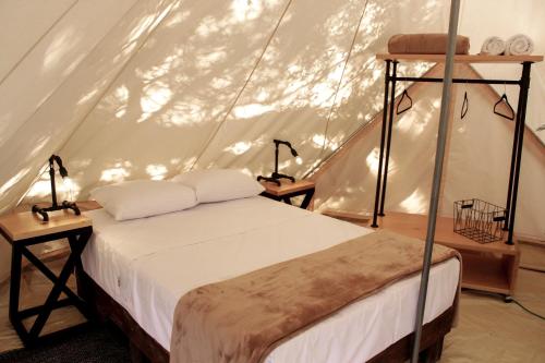 HidalgoLa Posada en el Potrero Chico的帐篷内一间卧室,配有一张床