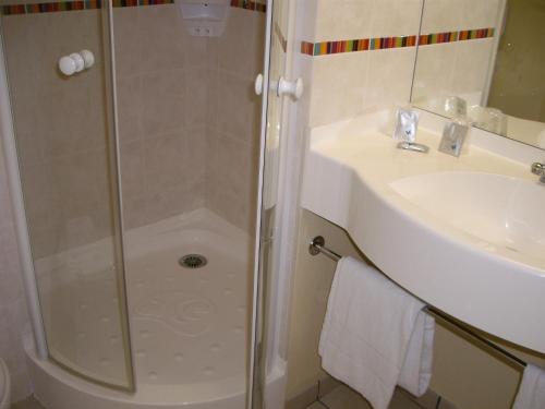 布里夫拉盖亚尔德布瑞福艾斯酒店的带淋浴和盥洗盆的浴室