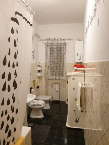 钱皮诺伊尔珀斯托古斯托公寓的浴室设有2个卫生间和水槽