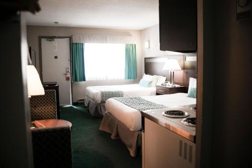 克内尔Ramada by Wyndham的酒店客房设有两张床和窗户。