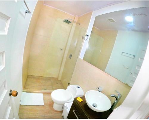 圣安德烈斯Sunshine Boutique Hotel的浴室配有卫生间、盥洗盆和淋浴。