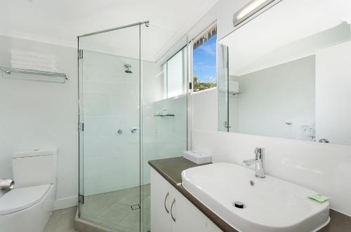 道格拉斯港海道格拉斯港边酒店的一间带水槽和玻璃淋浴的浴室