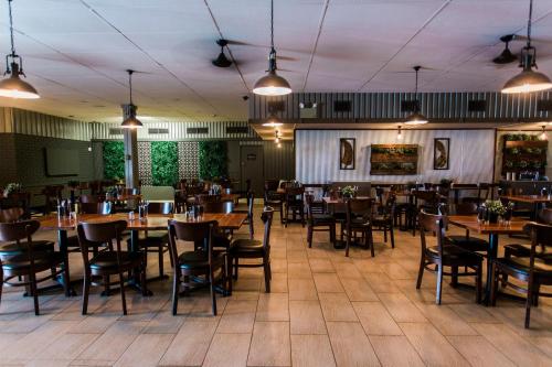 埃克斯茅斯珀索特度假酒店的用餐室配有木桌和椅子