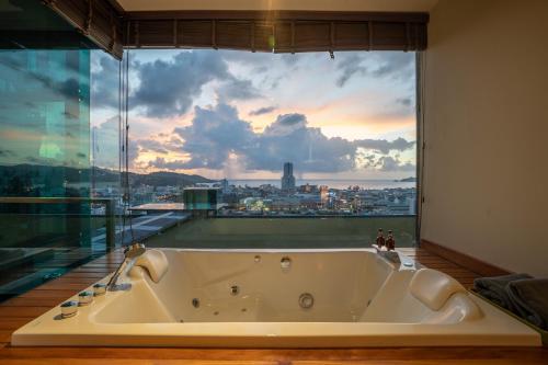 芭东海滩The Senses Resort & Pool Villas - SHA Plus的带浴缸的大窗户