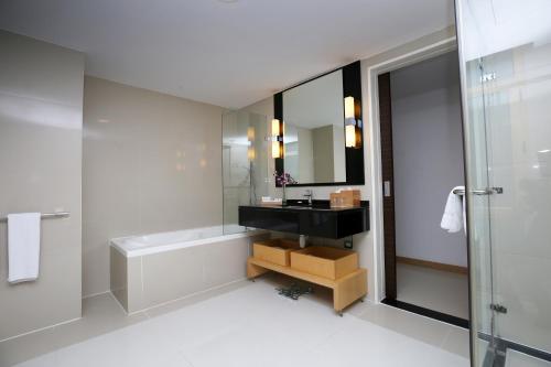 麦纳麦Asdal Gulf Inn Boutique Hotel- SEEF的带浴缸、水槽和镜子的浴室