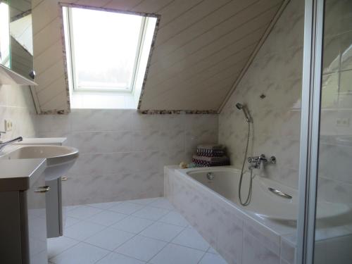 施泰纳赫Ferienwohnungen Breternitz的带淋浴、浴缸和盥洗盆的浴室