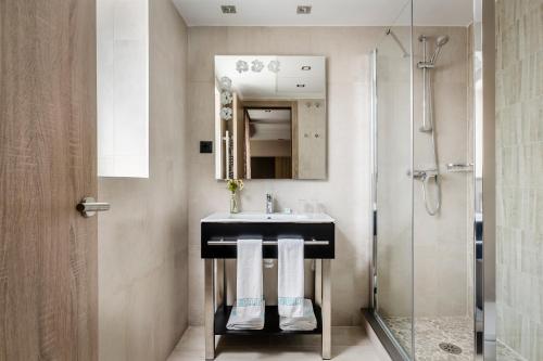 特鲁埃尔赛维拉酒店的一间带水槽和淋浴的浴室