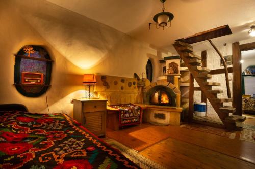 圣乔治-伯伊Popasul Verde的一间卧室配有一张床和一个壁炉。