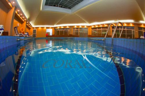 巴格达珊瑚巴格达酒店 的大楼内一个蓝色的大型游泳池