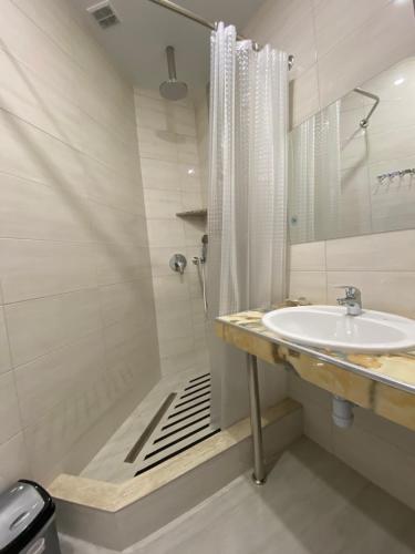 索契Maro Hotel的一间带水槽和淋浴的浴室