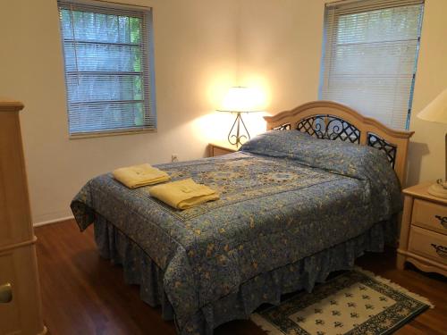 迈阿密Beautiful Quiet Neighborhood的一间卧室配有一张床,上面有两条毛巾