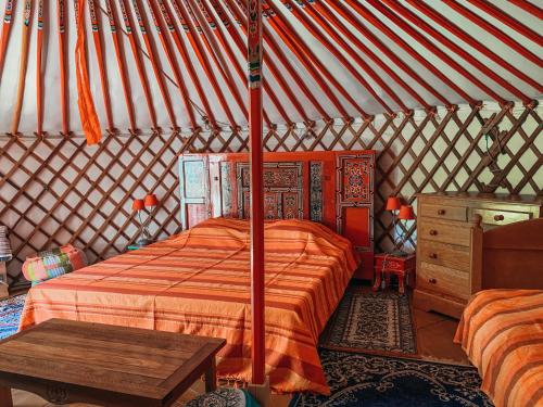 巴尔雅克马斯埃斯康贝尔酒店的蒙古包内一间卧室,配有一张床