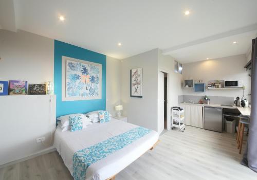 普纳奥亚Ocean view & spa的一间带大床的卧室和一间厨房