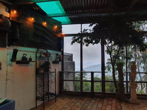 Planes de RenderosCabaña Cielo y Luna的享有树木景致的客房和阳台