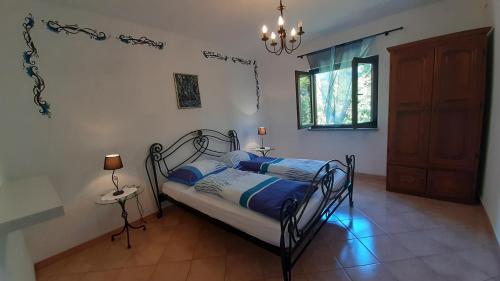 冯塔纳Villa Linet的一间带床的卧室,位于带窗户的房间内