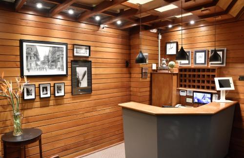 蒙得维的亚帕拉西奥酒店的木墙和画面柜台的房间