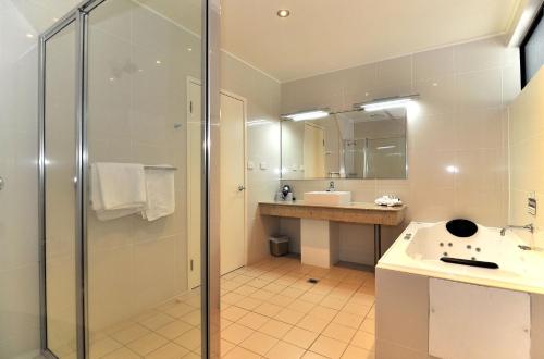 米申海滩密孙海滩度假酒店的带淋浴、盥洗盆和镜子的浴室