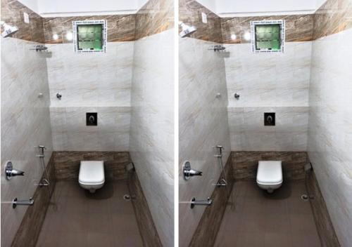 古瓦哈提Hotel Prince B的两幅浴室图,里面有两个小便