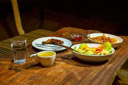 雅拉雅拉梦园帐篷营地的餐桌,盘子和一碗沙拉
