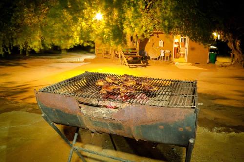 雅拉雅拉梦园帐篷营地的上面有肉的烧烤