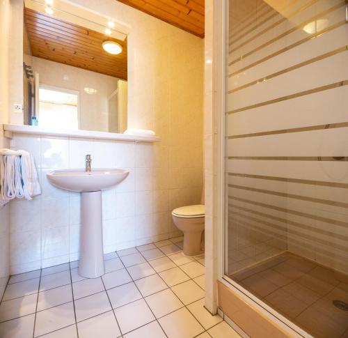 滨海勒韦尔东Contact HOTEL LES TERRASSES的一间带水槽、卫生间和淋浴的浴室