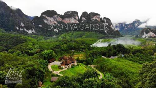 考索Billion Views Khaosok Homestay的享有山景的房屋的空中景致