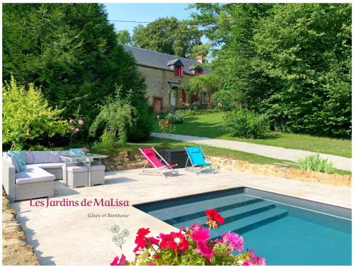 Ferrières-la-VerrerieLes Jardins de MaLisa的一个带游泳池和房子的后院