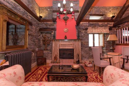 拉卡里达埃克斯库斯托之家乡村旅馆的客厅设有壁炉和红色的墙壁