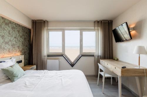 布兰肯贝赫赫利俄斯C-酒店的一间卧室配有一张床、一张书桌和一台电视